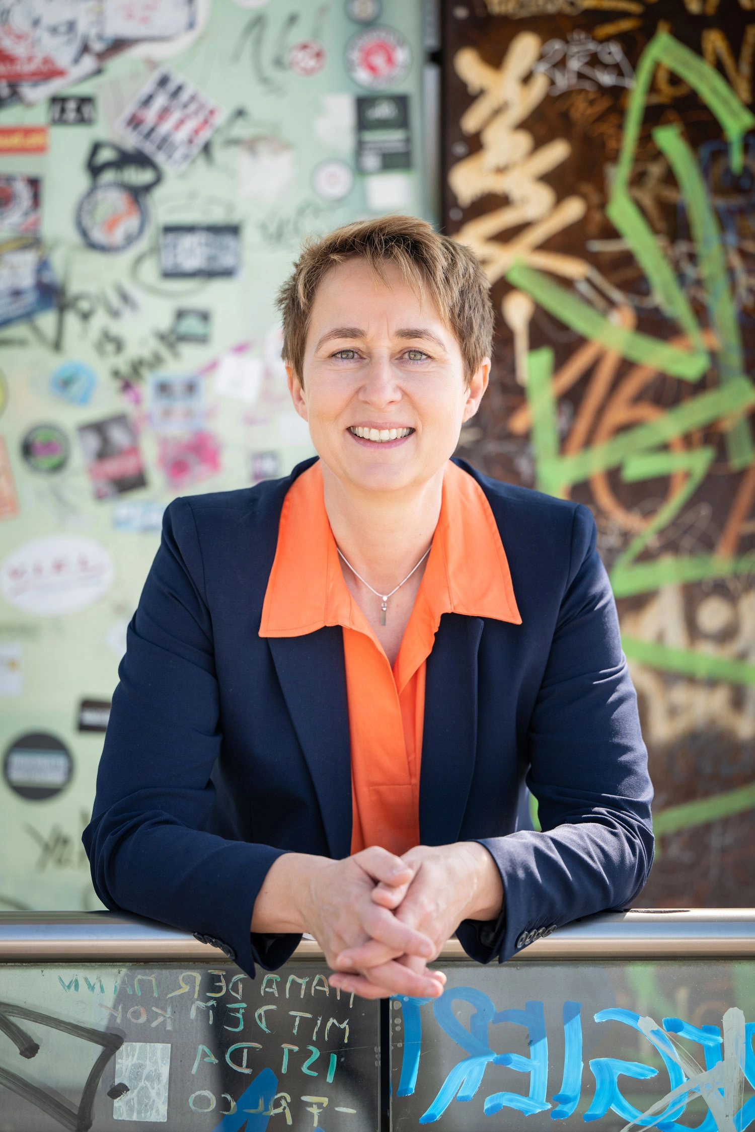 Portraitfoto von Peggy Steinhauser mit einem bunten Hintergrund